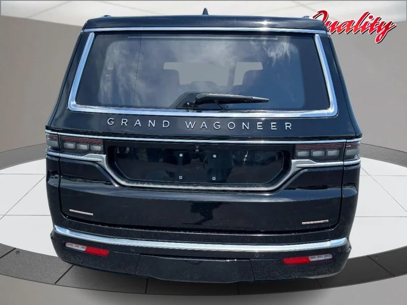 Used 2022 Diamond Black Crystal Pearlcoat Jeep Series III image 4
