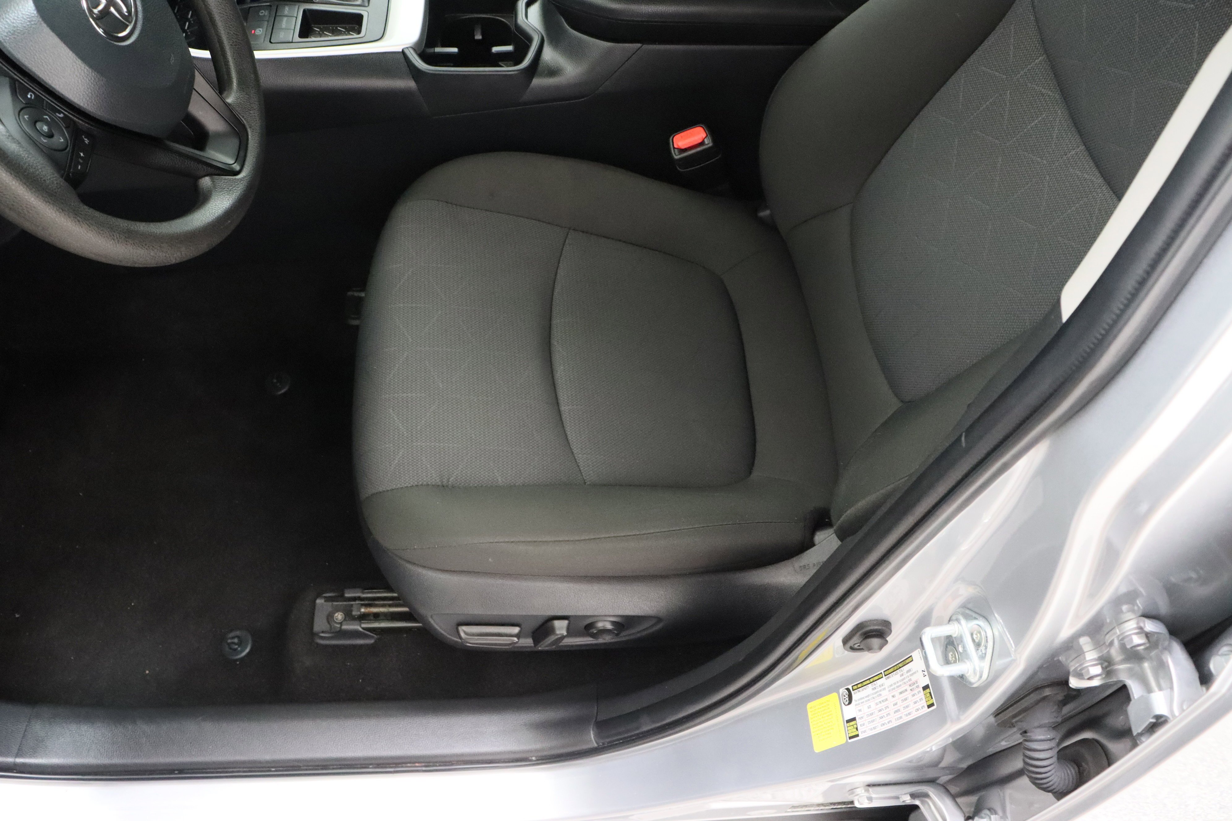 Used 2025 Silver Sky Metallic Toyota XLE 2.5L image 15