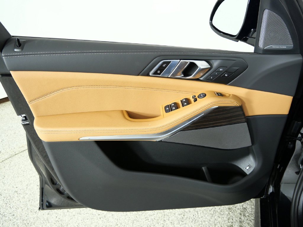 New 2026 Black Sapphire Metallic BMW xDrive50e image 34