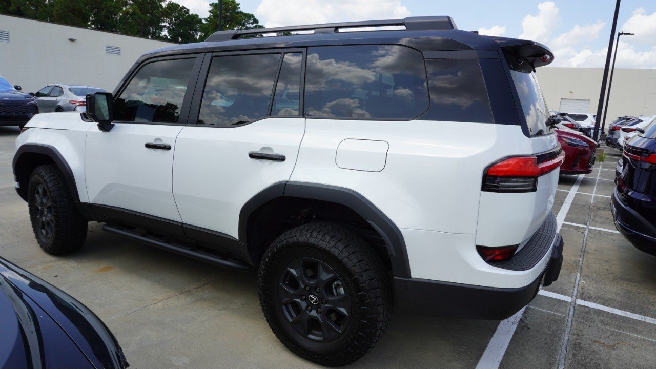 Used 2025 White Lexus GX 550 Overtrail image 8