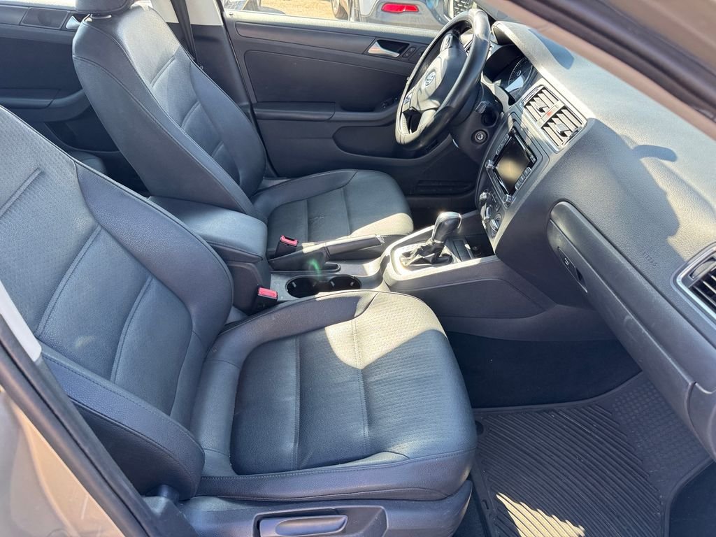 Used 2012 Beige Volkswagen 2.5L SE image 3
