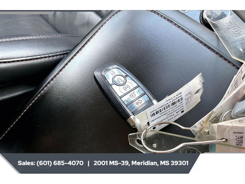 Used 2023 Flight Blue Metallic Clearcoat Lincoln Reserve image 9