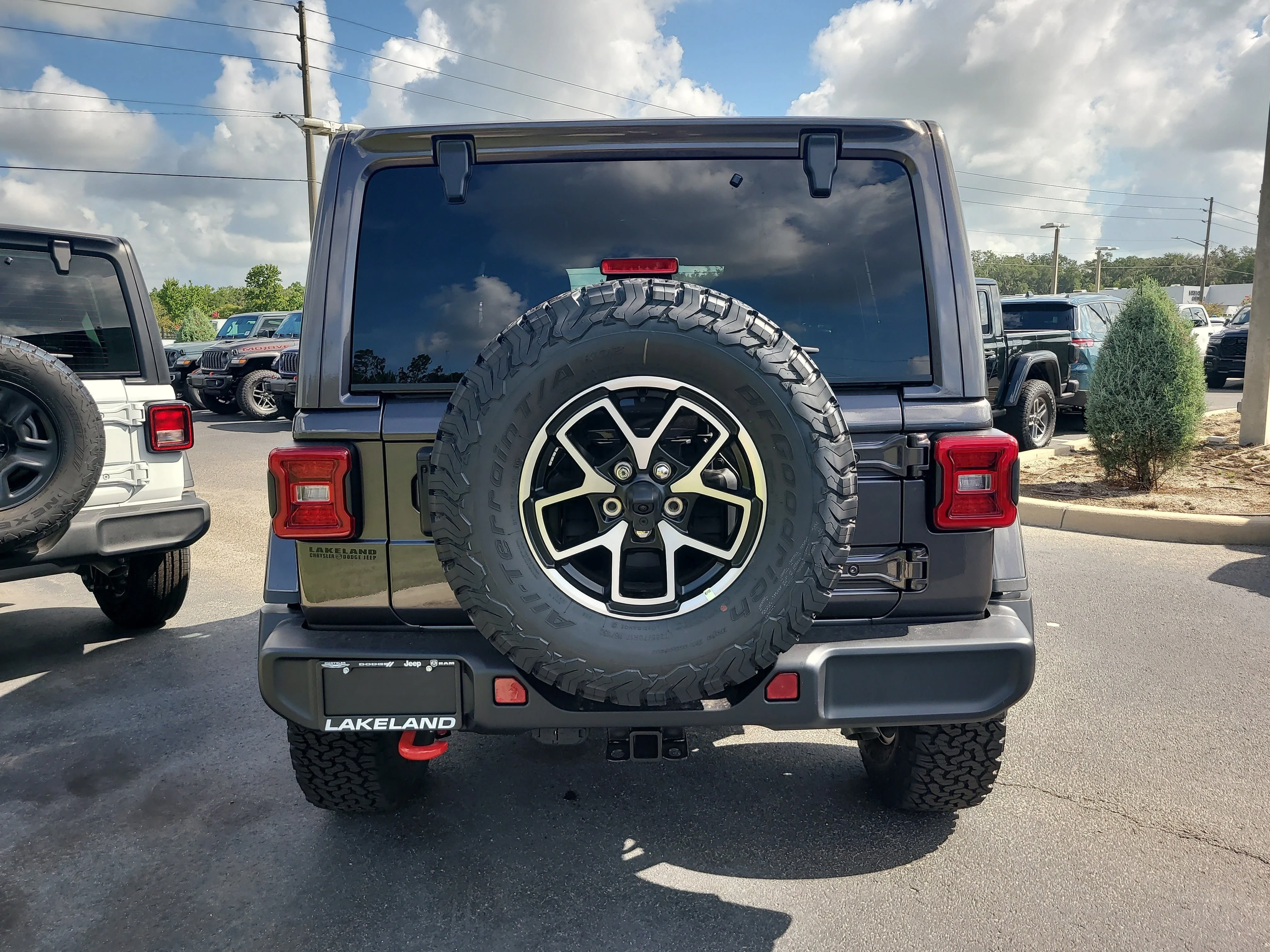 New 2026 Granite Crystal Metallic Clearcoat Jeep Rubicon image 7