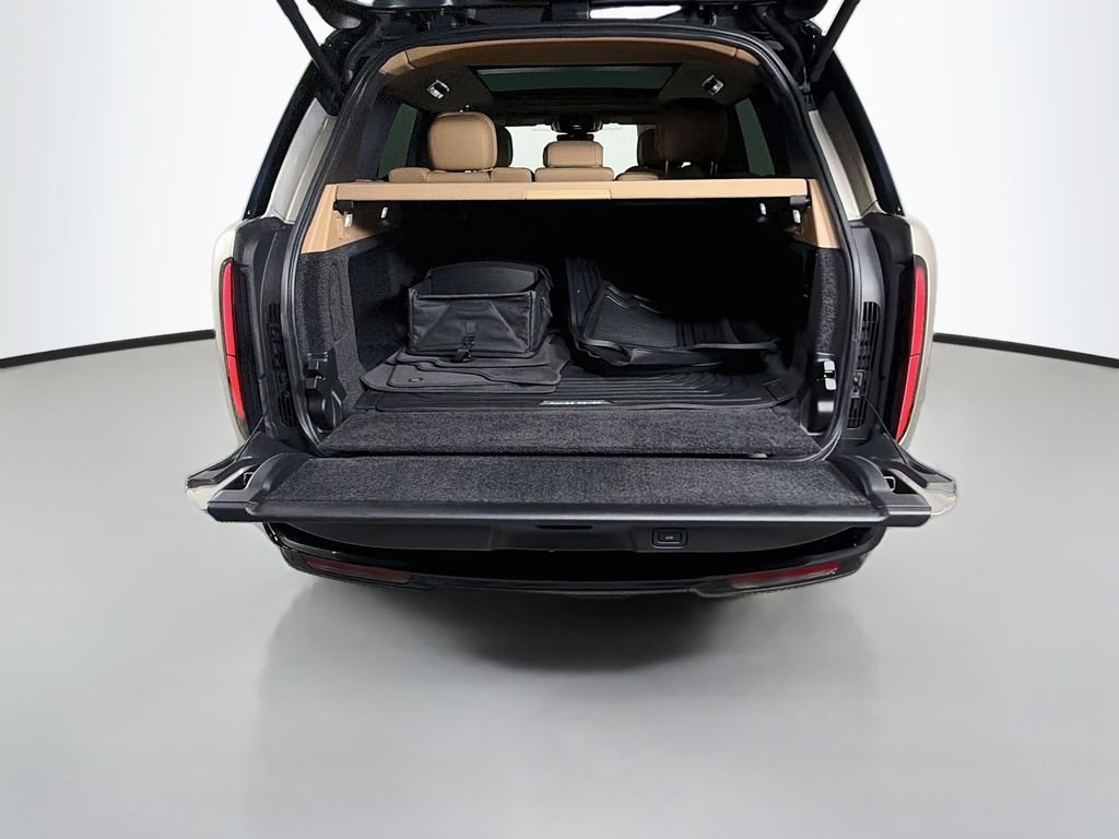 Used 2023 Gold Land Rover SE image 28