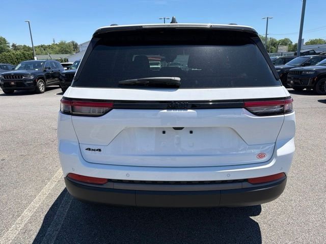 New 2026 Bright White Clear-Coat Exterior Paint Jeep Altitude image 4