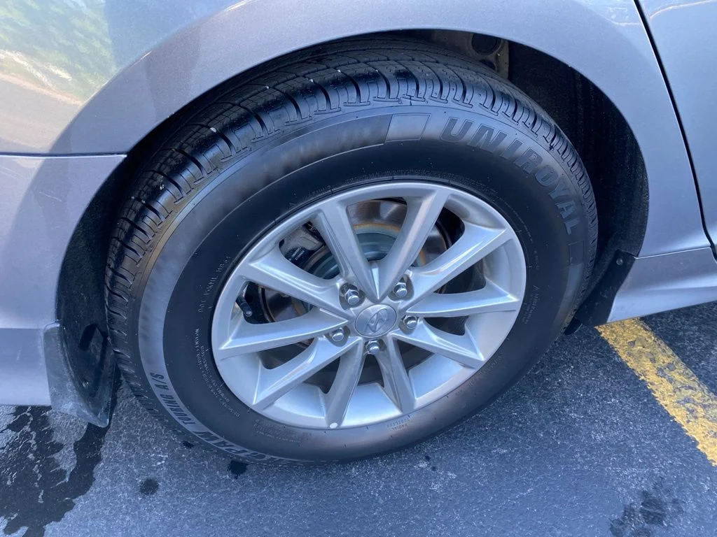 Used 2019 Machine Gray Hyundai SE image 12