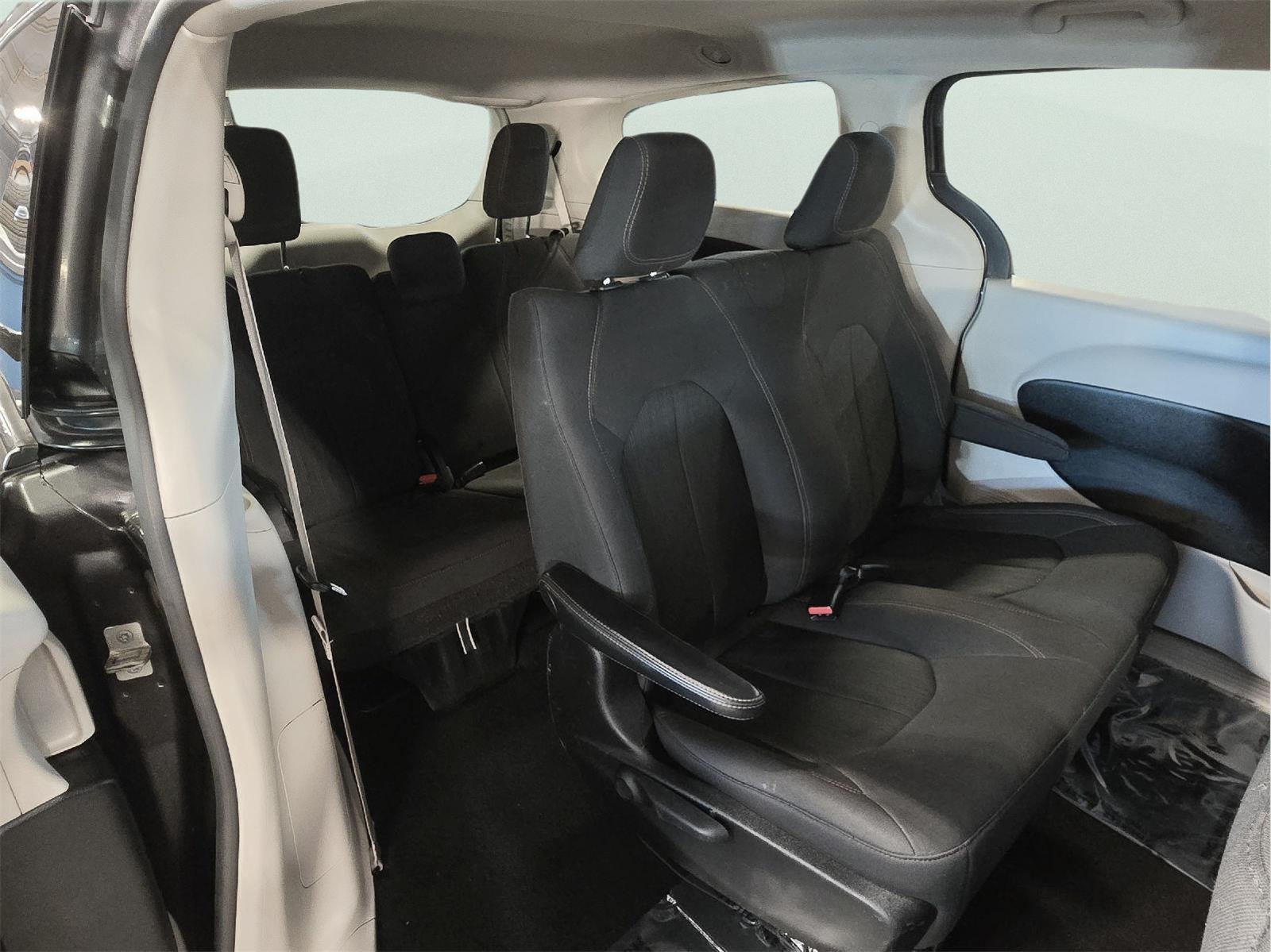 Used 2019 GRAY CHRYSLER L image 34