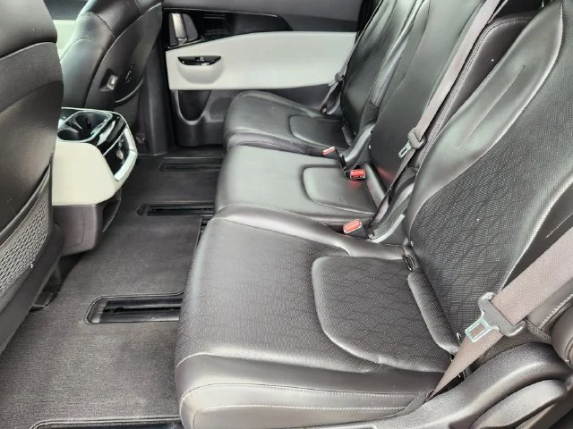 Used 2022 Black Kia EX image 32