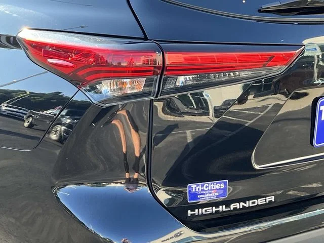 Used 2021 Black Toyota XLE image 5
