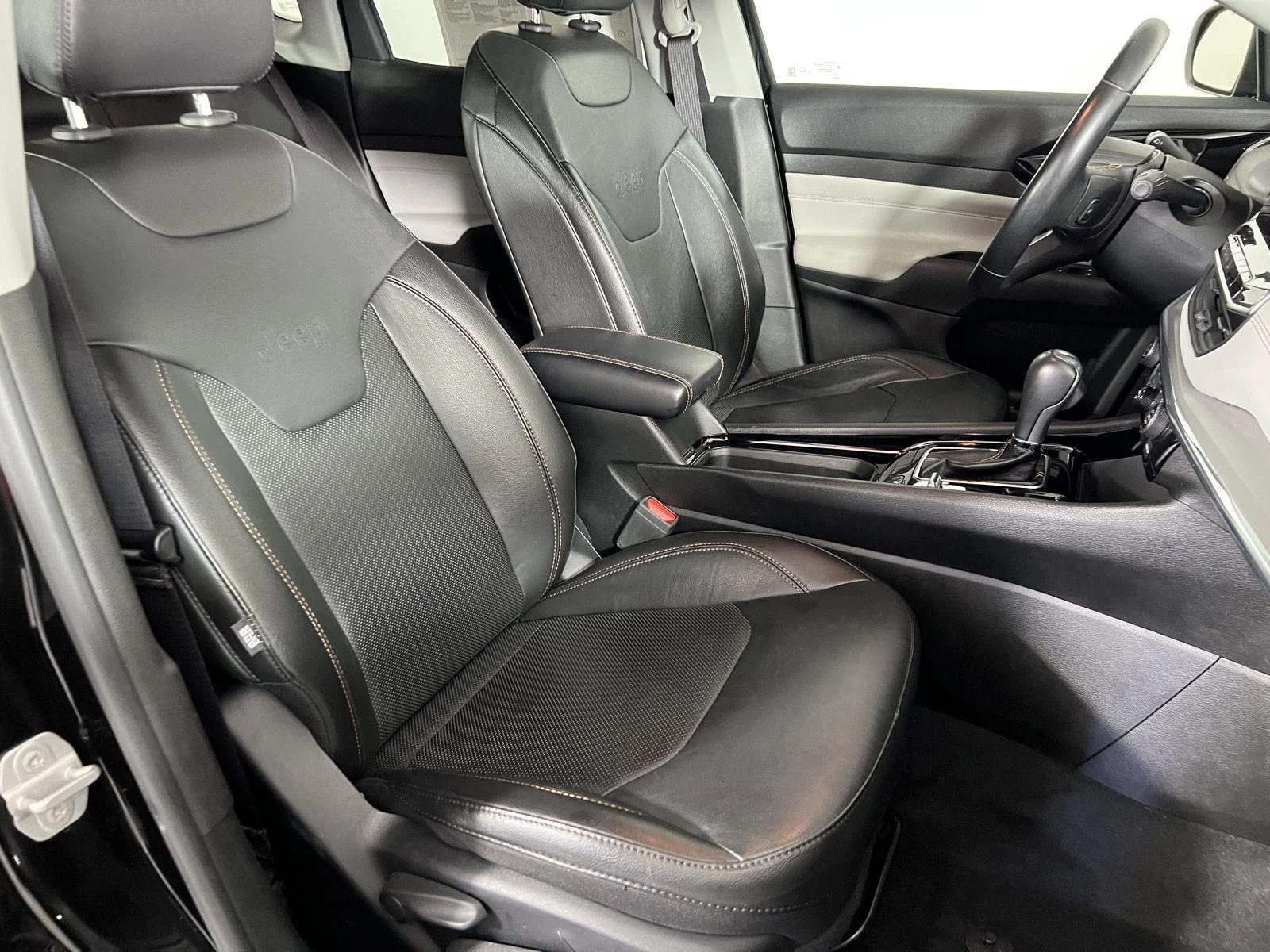 Used 2022 Diamond Black Crystal Pearlcoat Jeep Limited image 21