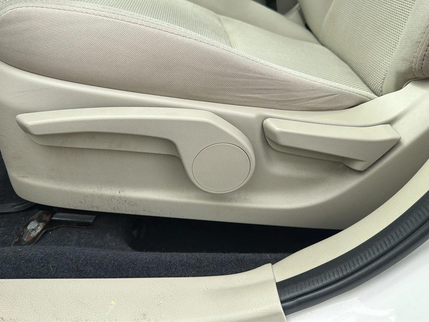 Used 2013 Satin White Pearl Subaru Premium image 12