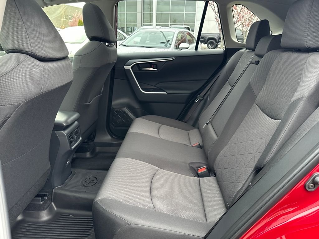 2025 Toyota RAV4 XLE - Photo 14