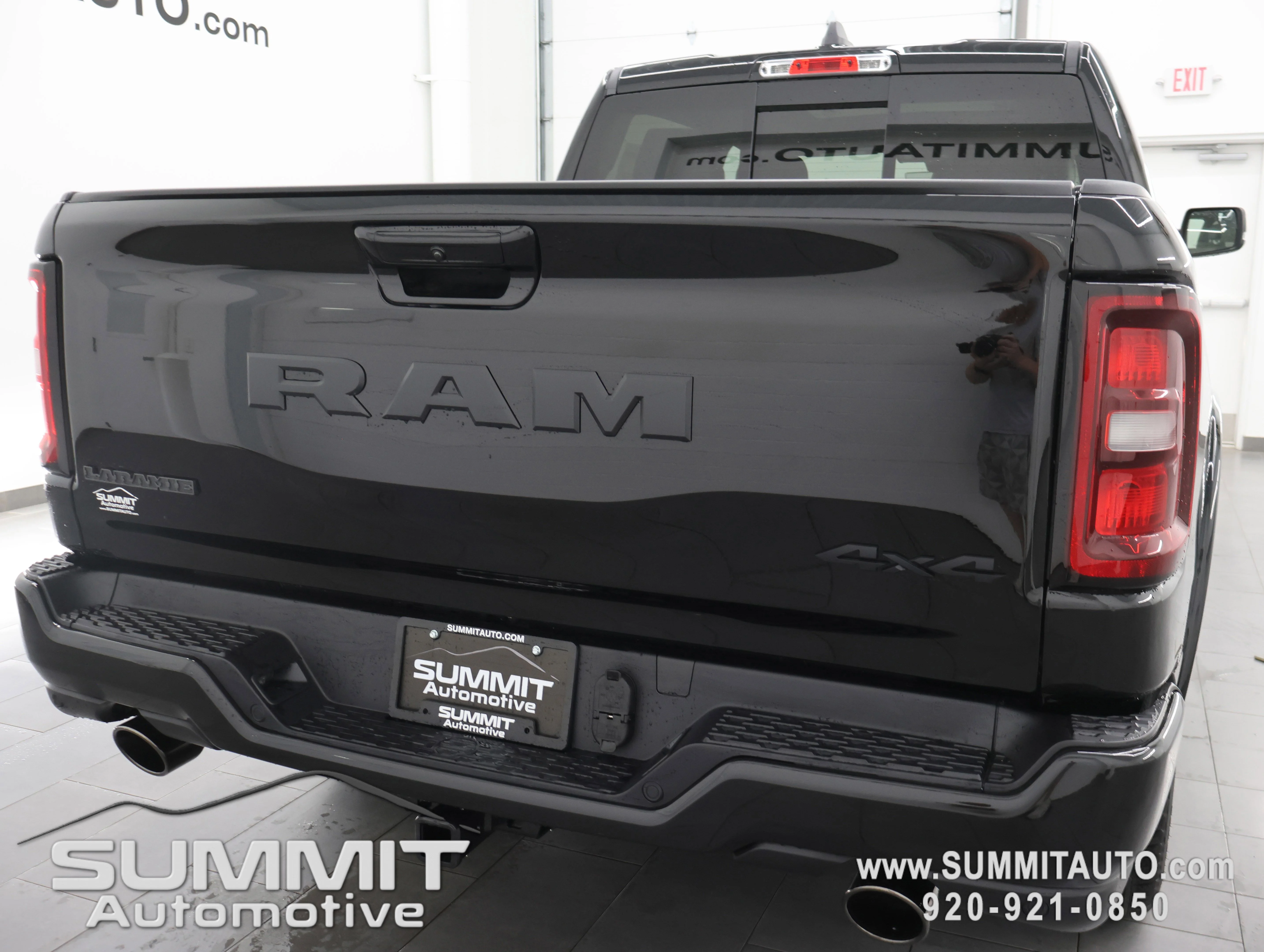 New 2026 Diamond Black Crystal Pearl-Coat Exterior Paint RAM Laramie image 29