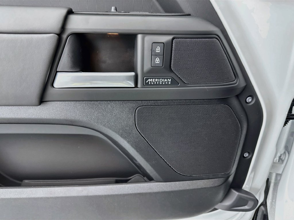 New 2026 Fuji White Land Rover X-Dynamic SE image 19