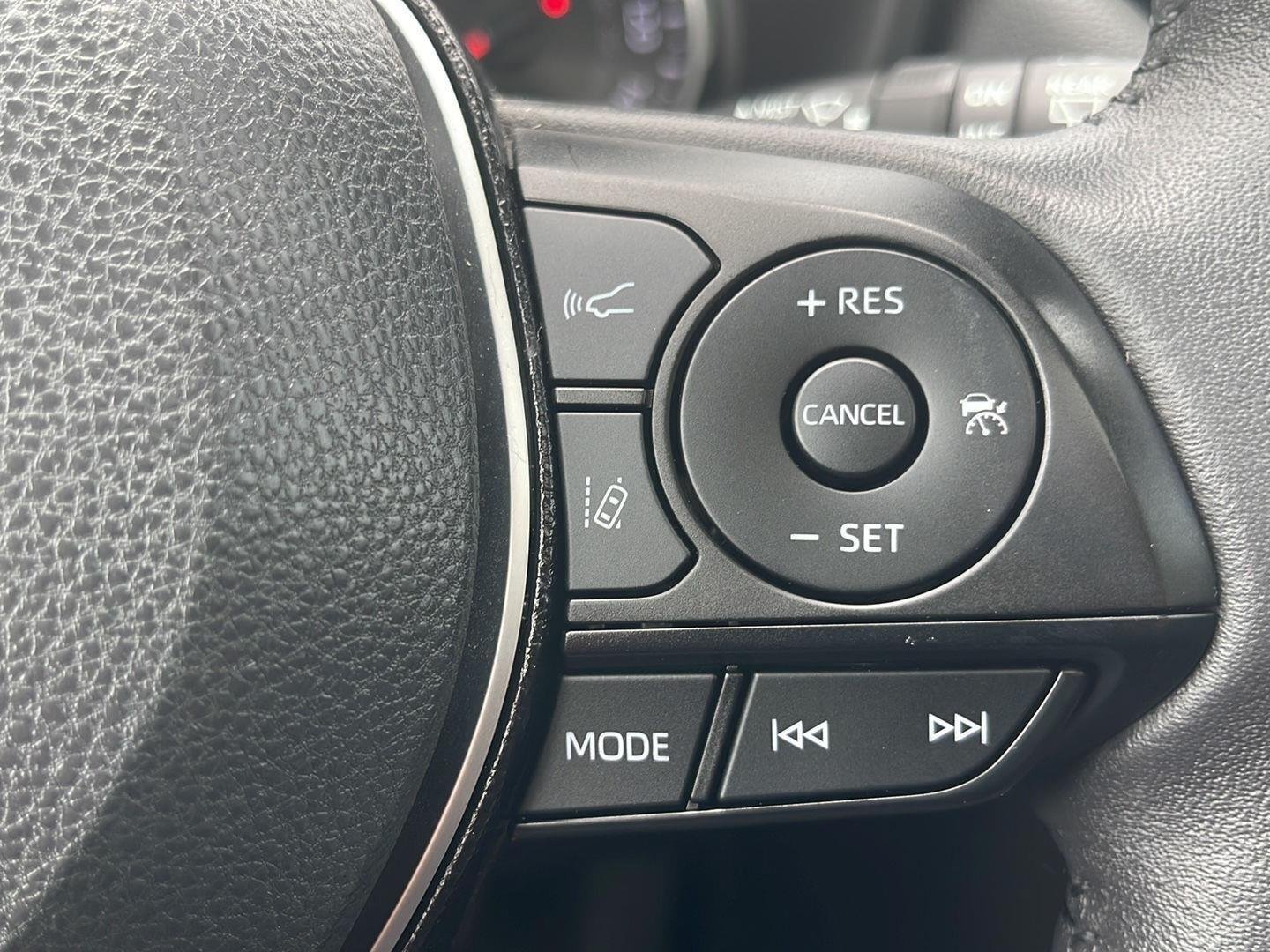 Used 2020 Midnight Black Metallic Toyota XLE Premium image 25