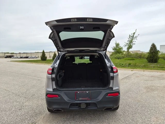 Used 2017 Silver Jeep Latitude image 10