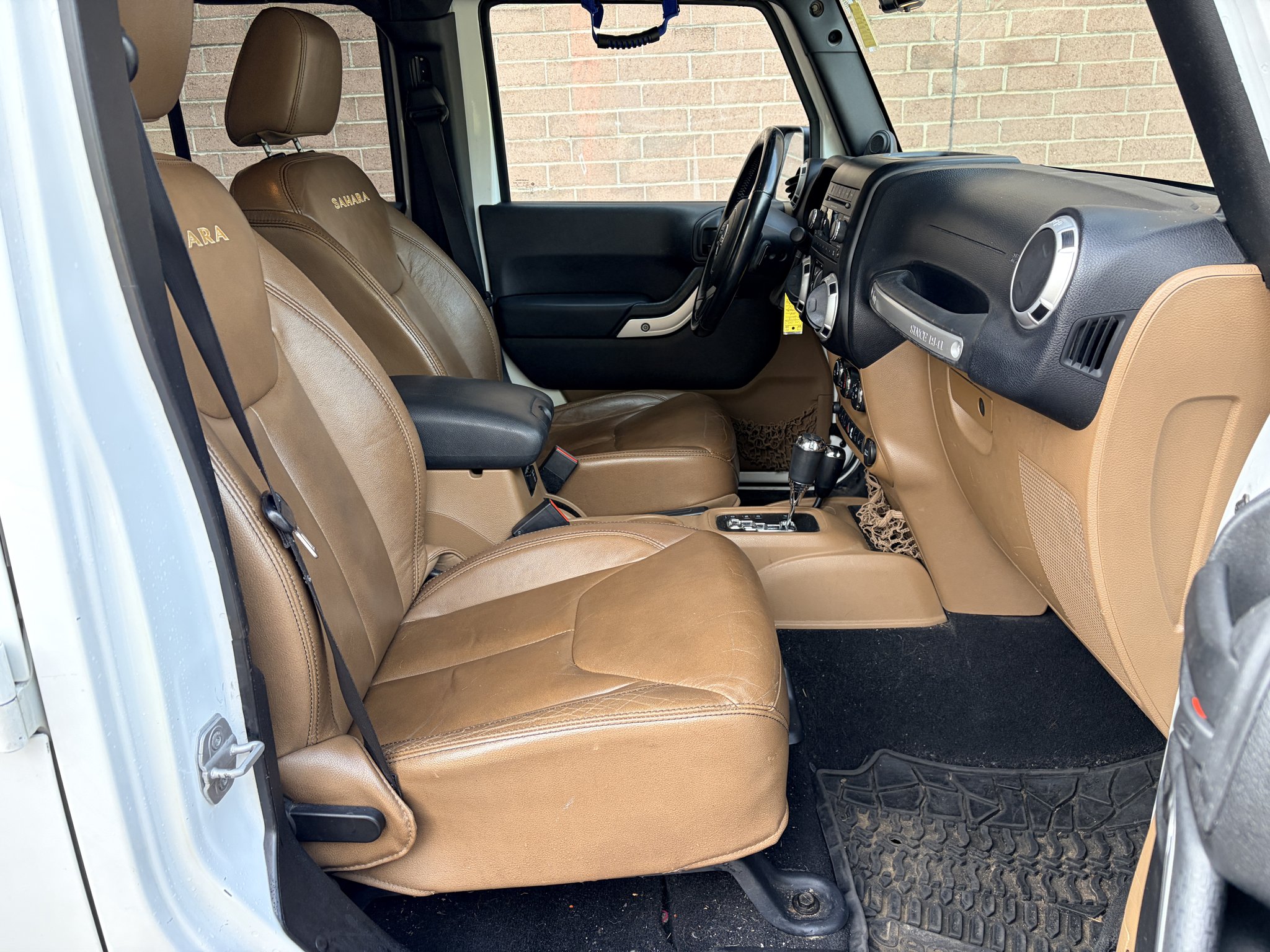 Used 2013 Bright White Clearcoat Jeep Sahara image 15