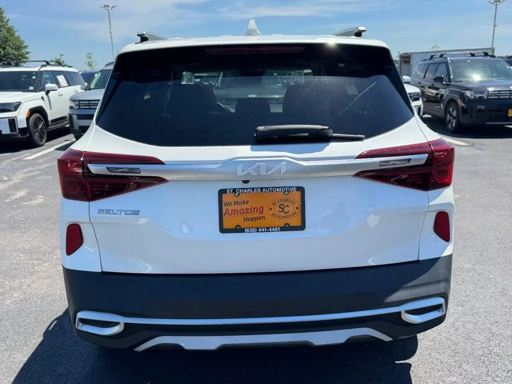 Used 2022 White Kia EX image 4