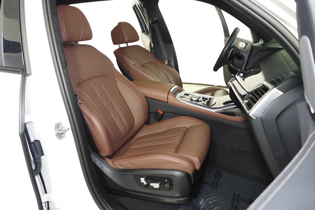 Used 2025 Mineral White Metallic BMW M60i image 19