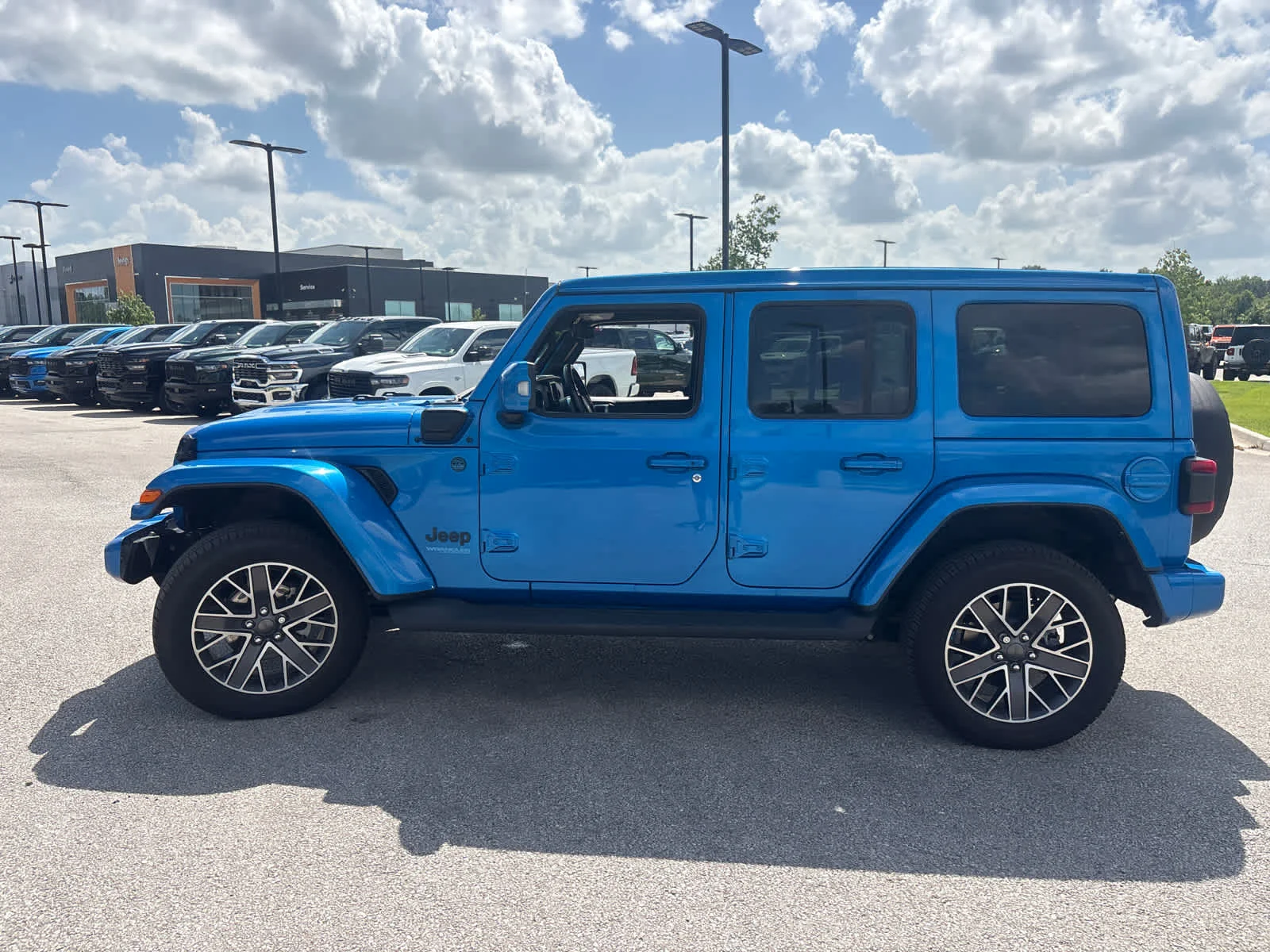 Used 2022 Hydro Blue Pearlcoat Jeep Unlimited Sahara High Altitude image 6