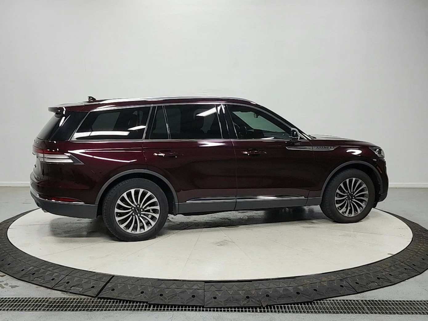 Used 2021 Burgundy Velvet Lincoln Reserve image 8