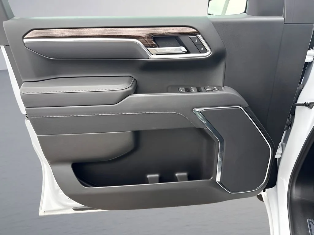 Used 2025 Summit White GMC Elevation image 28