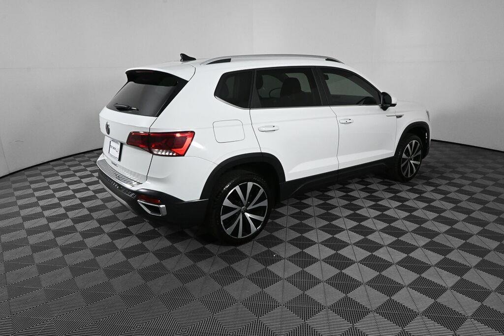 Used 2022 Pure White Volkswagen SE image 25