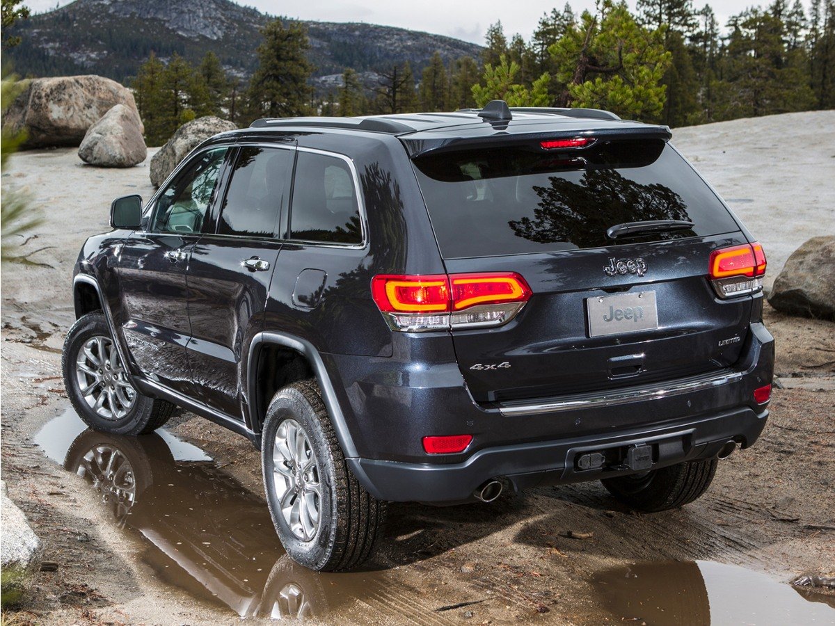 Used 2015 Granite Crystal Metallic Clearcoat Jeep Altitude image 1