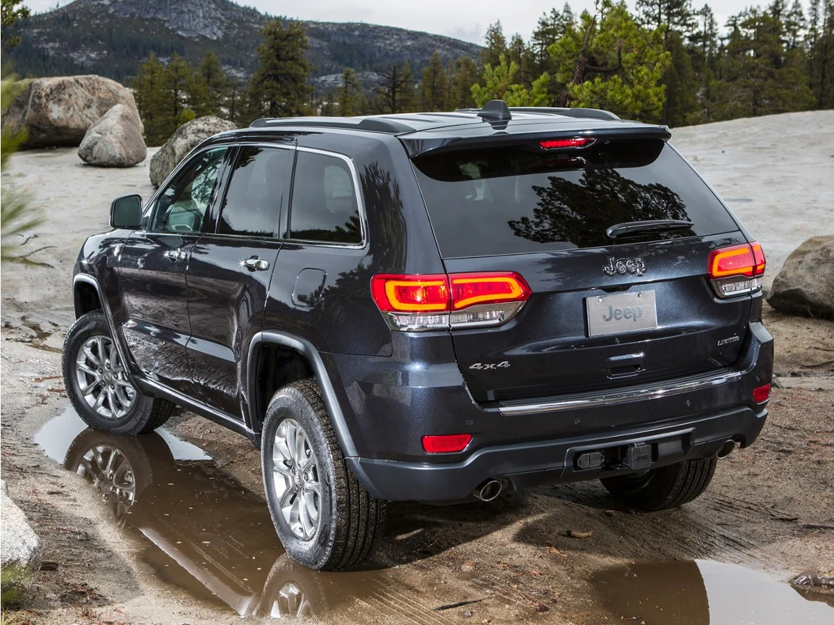 Used 2016 Brilliant Black Crystal Pearlcoat Jeep Limited image 1