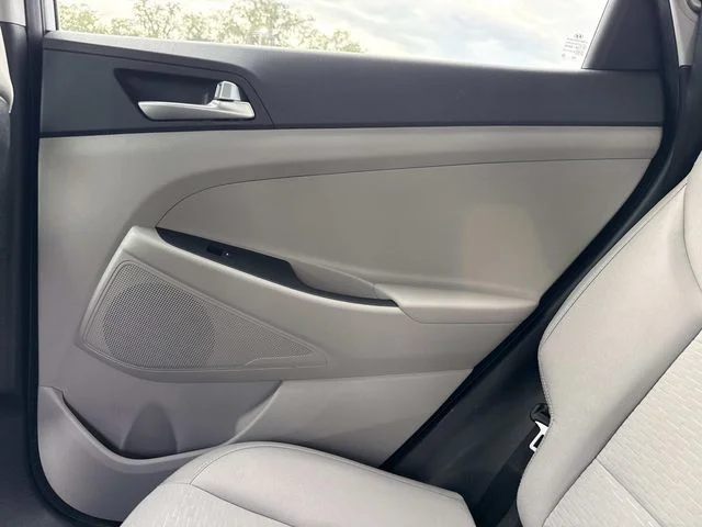 Used 2020 White Hyundai SE image 15