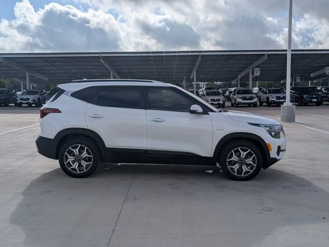 Used 2022 White Kia EX image 6
