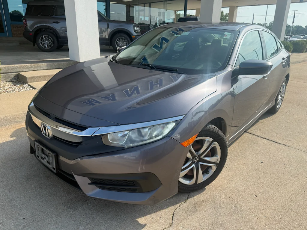 Used 2016  Honda LX image 2