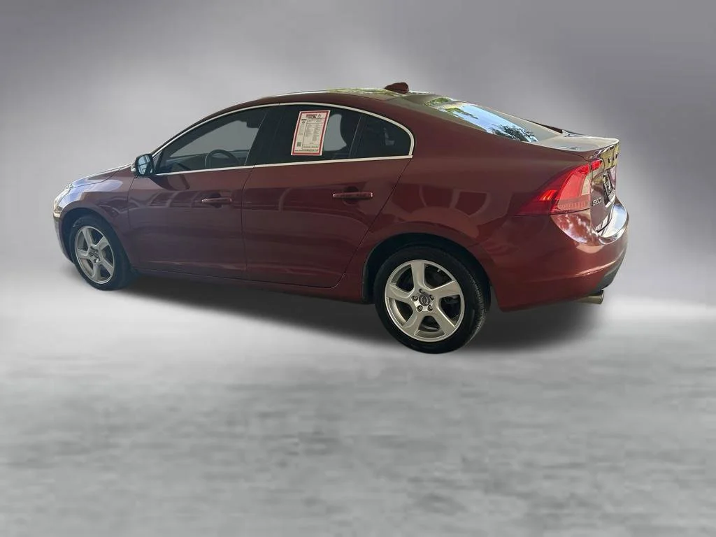 Used 2013  Volvo  image 4
