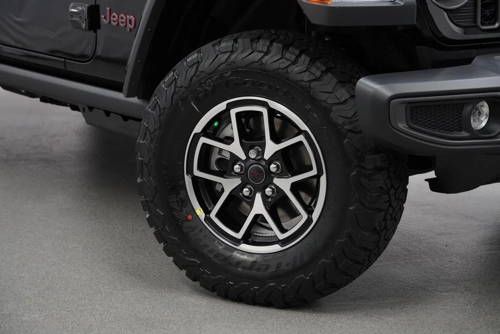 New 2026 Black Clear-Coat Exterior Paint Jeep Rubicon image 4