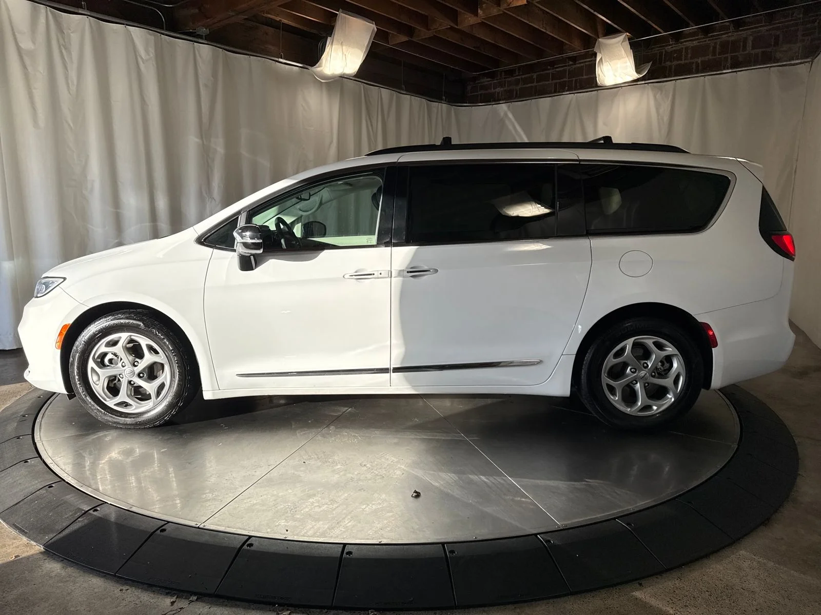 Used 2023 Bright White Clearcoat Chrysler Limited image 4