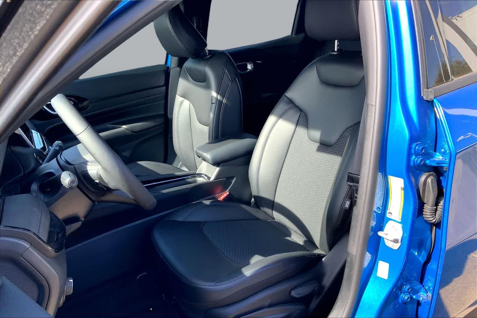 New 2026 Hydro Blue Pearlcoat Jeep Latitude Altitude image 9