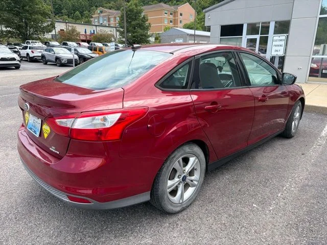 Used 2014 Red Ford SE image 3