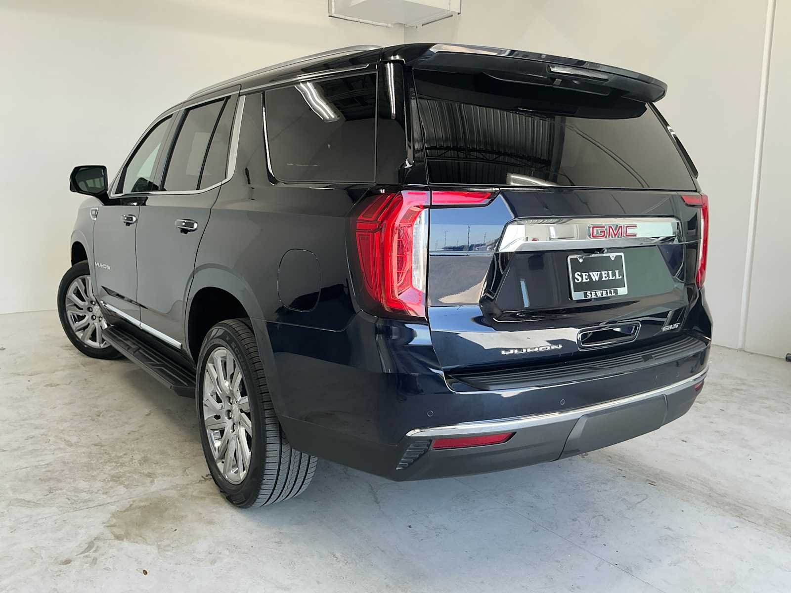Used 2021 Midnight Blue Metallic GMC SLT image 6