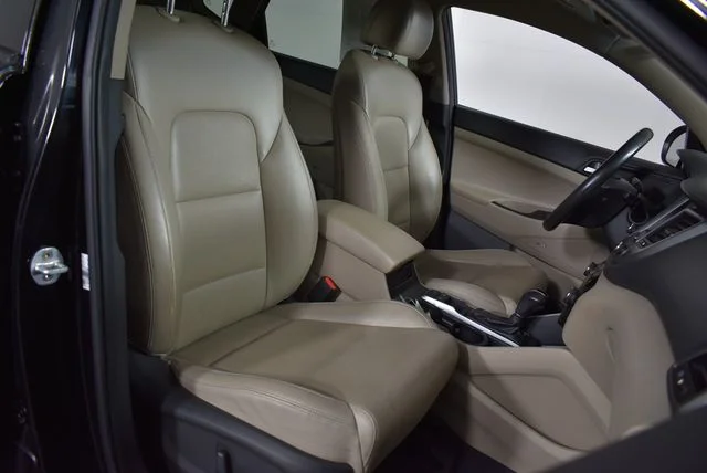 Used 2017 Black Hyundai SE Plus image 19