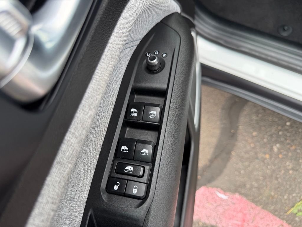 Used 2024 White Jeep Latitude image 12