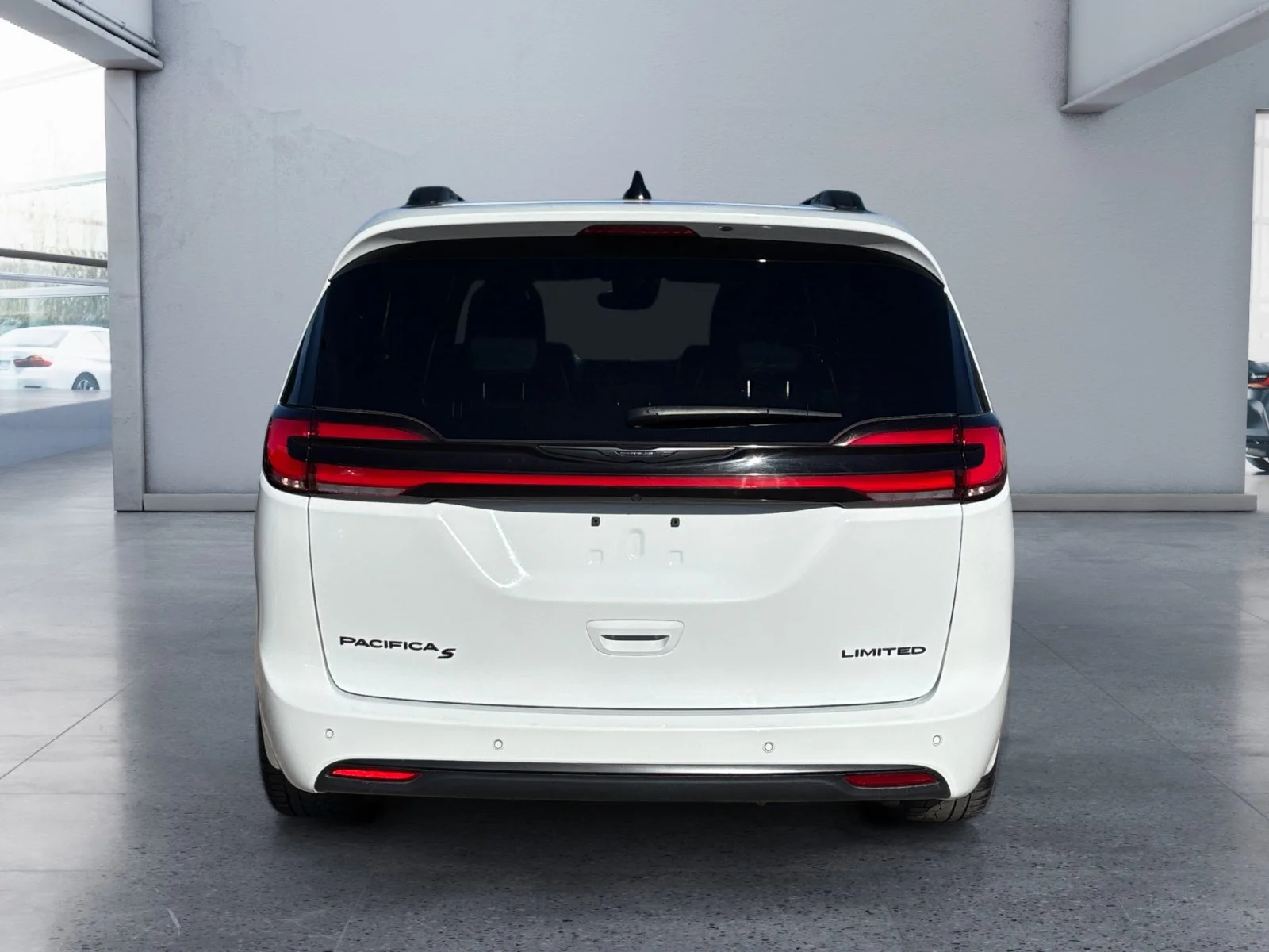 Used 2025 Bright White Chrysler Limited image 4