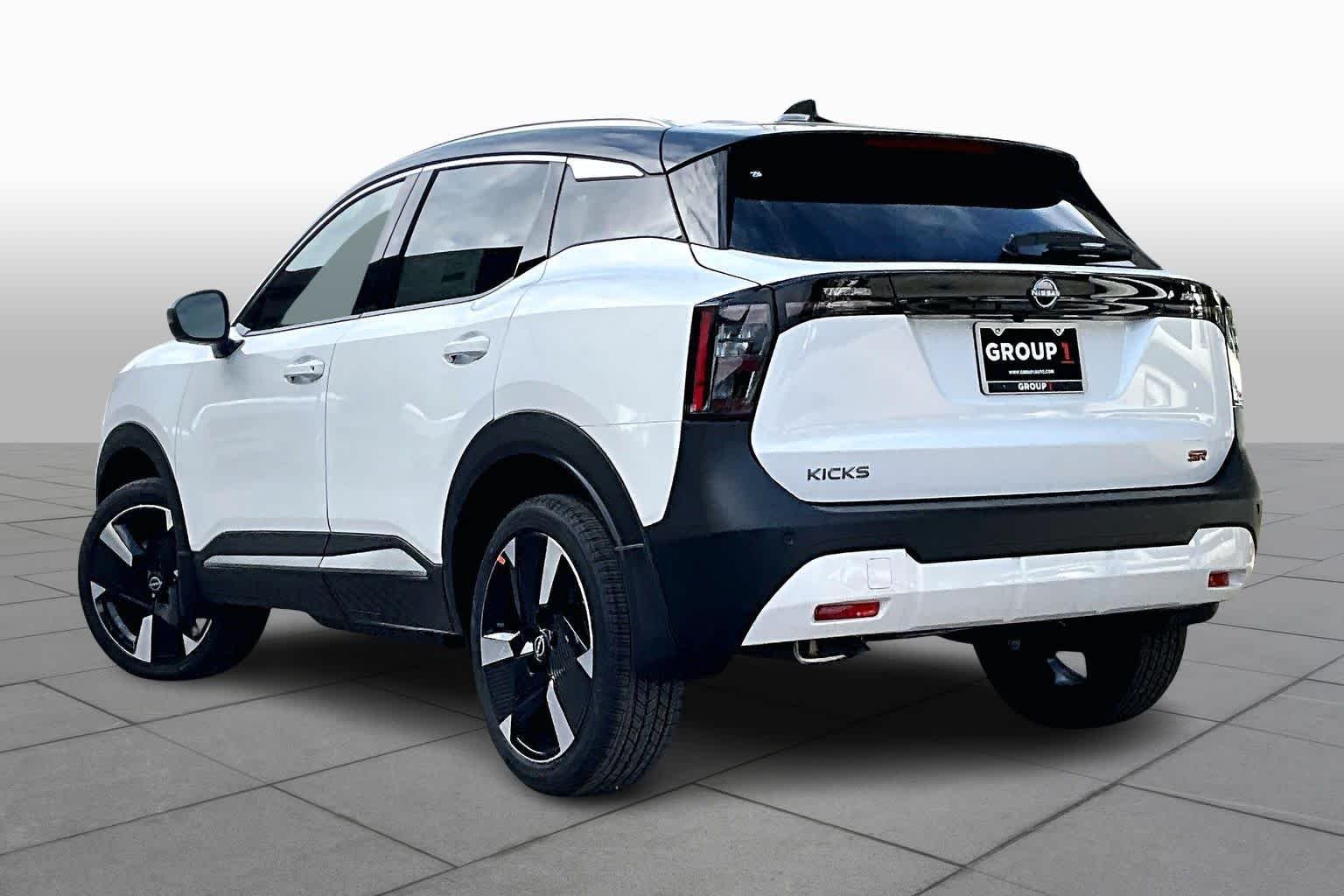 New 2026 Aspen White TriCoat / Super Black Two-tone Nissan SR image 7