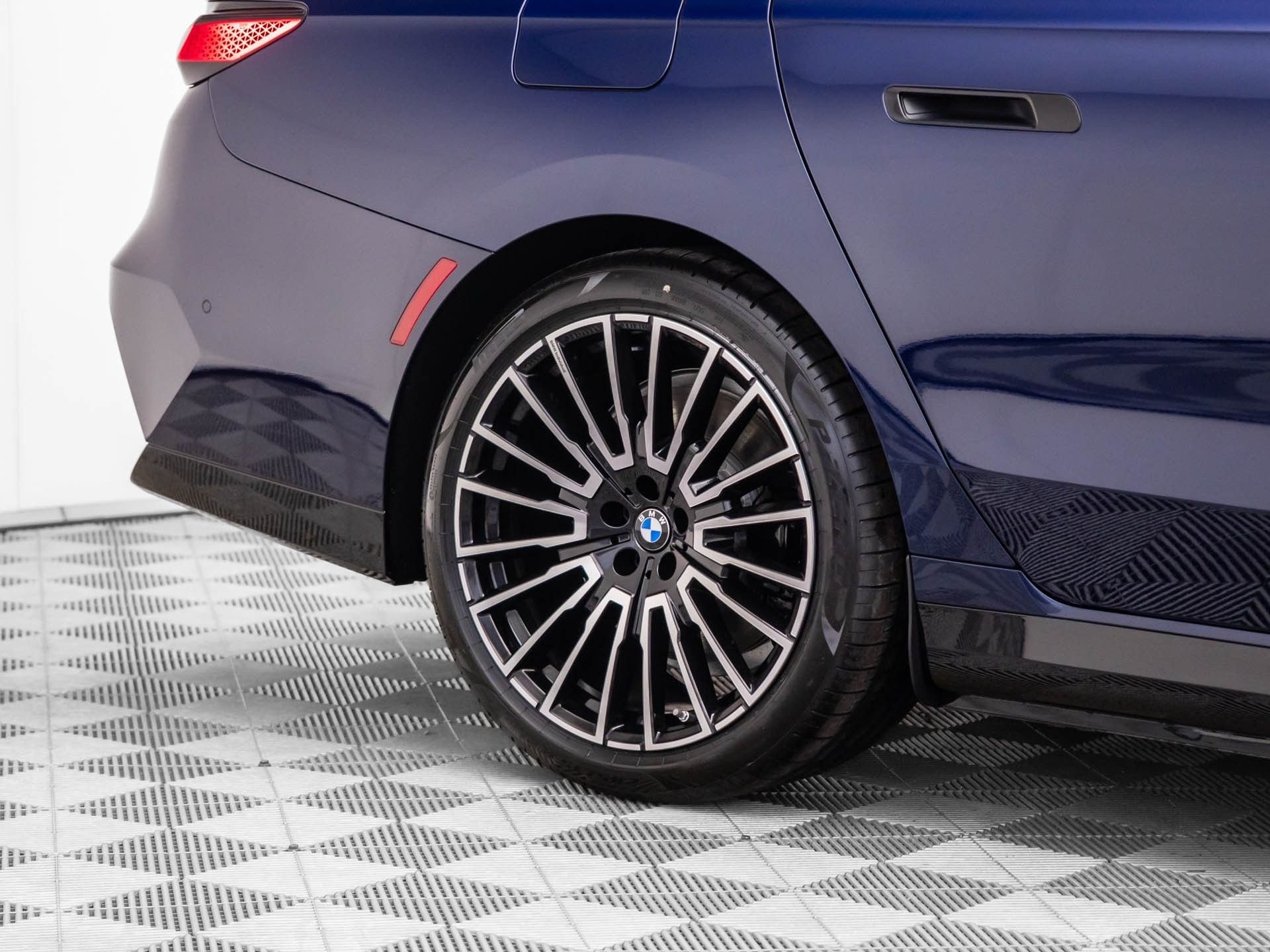 New 2026 Tanzanite Blue II Metallic BMW 750e xDrive image 42