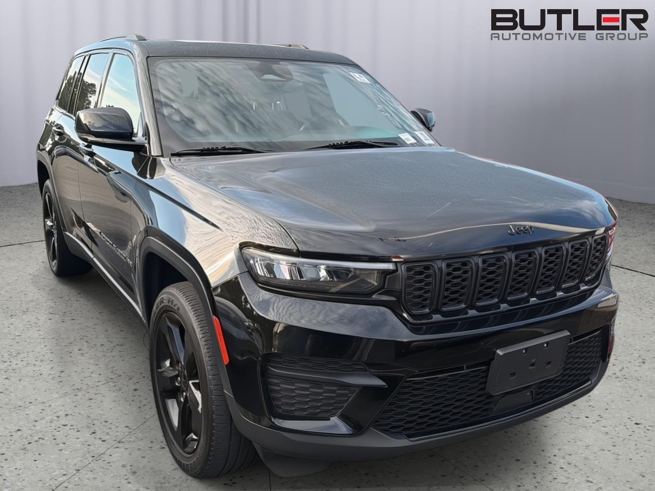 Used 2023 Diamond Black Crystal Pearlcoat Jeep Altitude X image 2