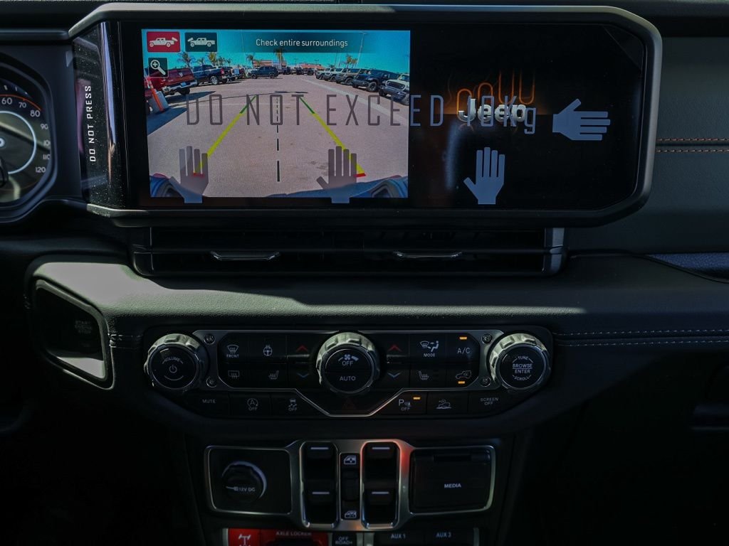 New 2026 Bright White Clear-Coat Exterior Paint Jeep Mojave image 28