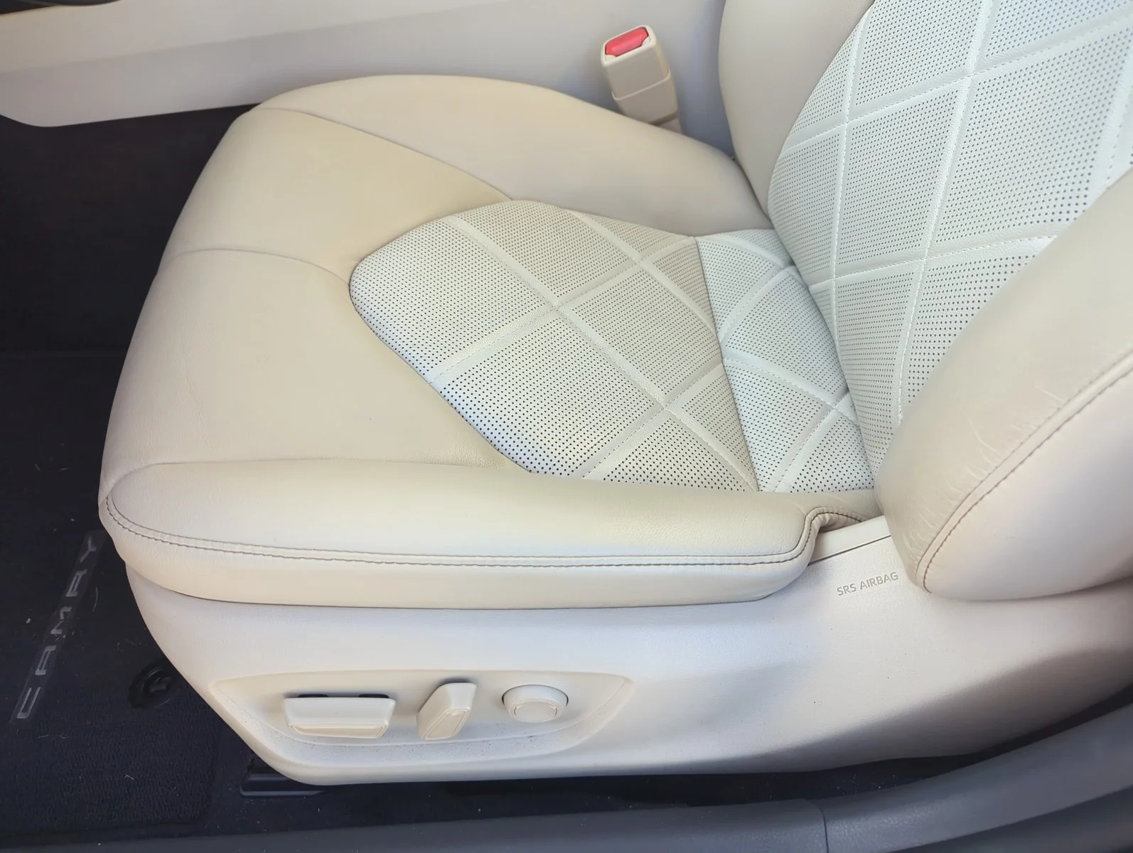 Used 2019 Super White Toyota XLE image 11