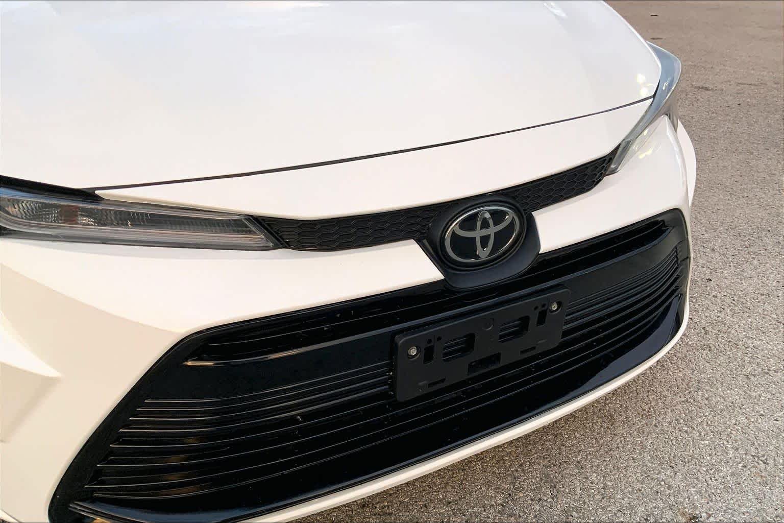 Used 2023 Ice Cap Toyota LE image 28