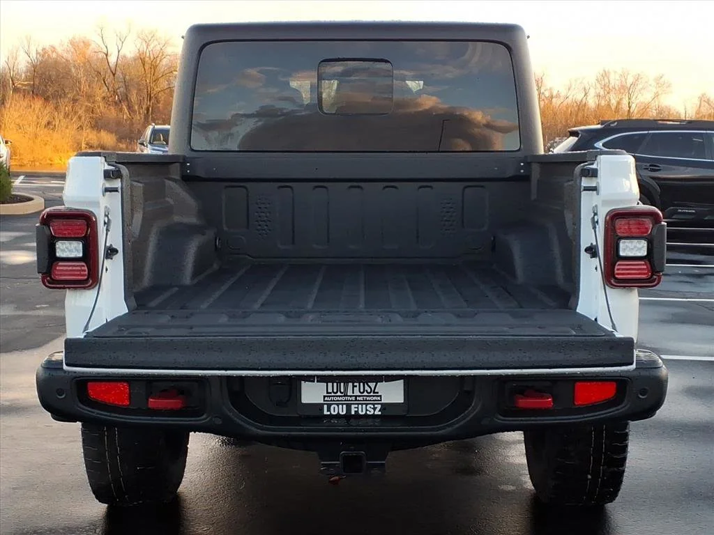 New 2026 Bright White Clear-Coat Exterior Paint Jeep Rubicon image 18