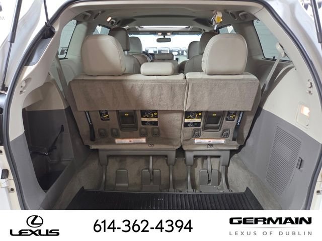 Used 2017 White Toyota XLE image 21