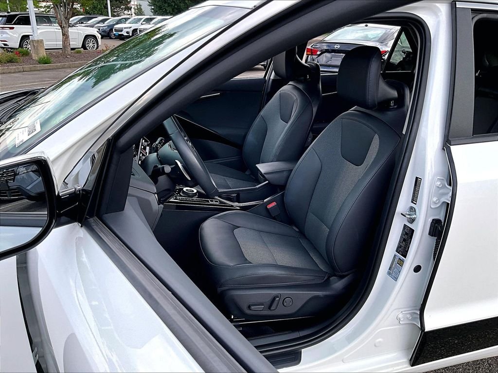 Used 2024 White Kia Wind image 10